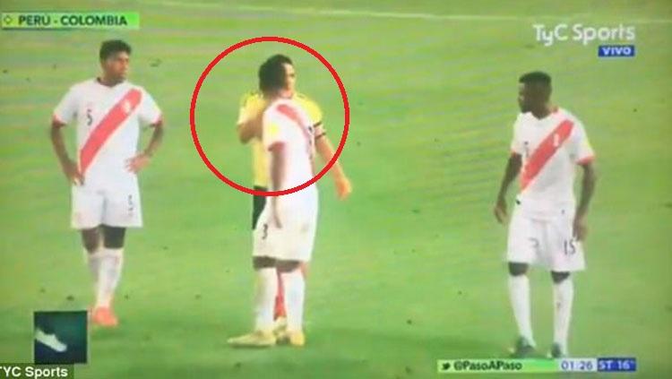 Radamel%20Falcao%20saat%20berbicara%20dengan%20para%20pemain%20Peru.