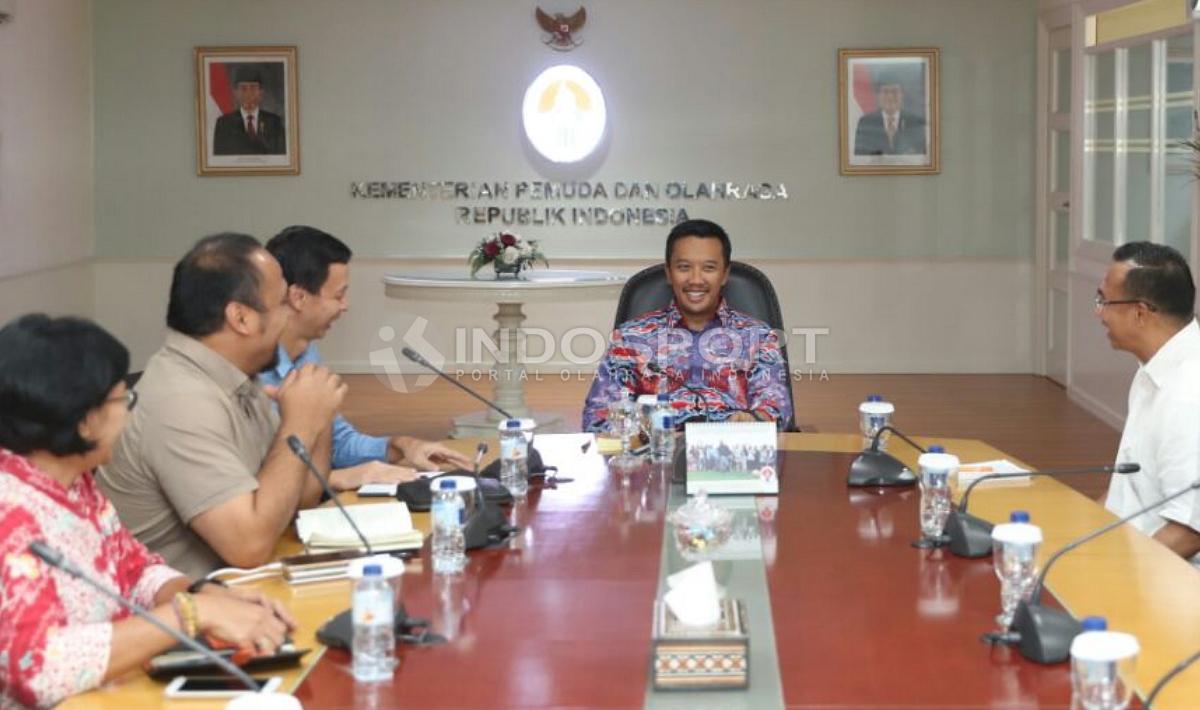 Menpora Imam Nahrawi menerima Ketua Umum Indonesia Olympian Association (IOA) Richard Sambera bersama pengurus lainnya di Kantor Kemenpora, Rabu (11/10/17). - INDOSPORT