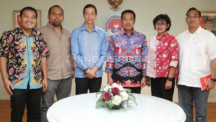 Imam Nahrawi menerima Ketua Umum Indonesia Olympian Association (IOA) Richard Sambera di Kantor Kemenpora, Rabu (11/10/17). Copyright: INDOSPORT/Herry Ibrahim