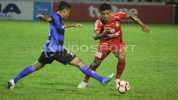 Irsyad Maulana saat menghadapi Madura United. Copyright: INDOSPORT/Taufik Hidayat