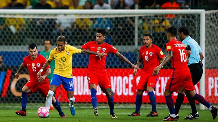 Timnas Chile saat bersua dengan Brasil. Copyright: INDOSPORT