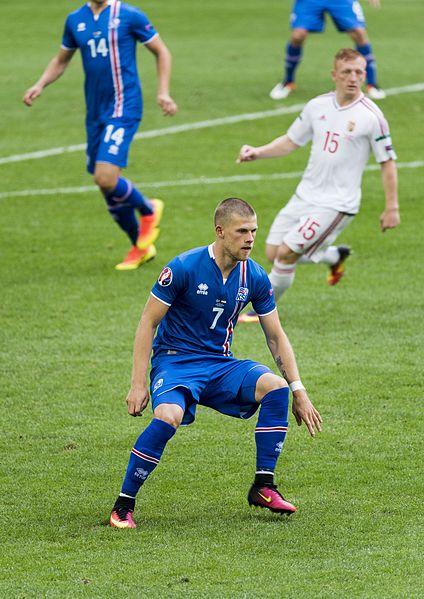 Pemain Timnas Islandia ini merupakan personil band rock. Copyright: Johann Berg Gudmunsson