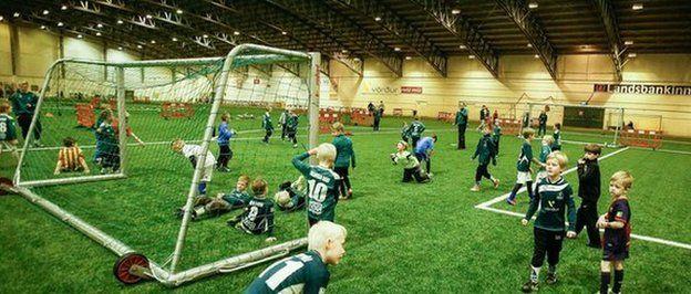 Lapangan indoor berbentuk kubah tempat latihan para pemain Islandia Copyright: BBC