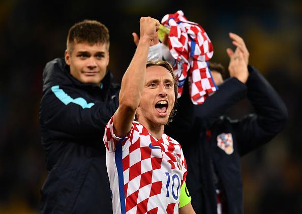 Luka Modric saat merayakan keberhasilan Kroasia untuk melangkah ke babak dua play-off zona Eropa. Copyright: INDOSPORT