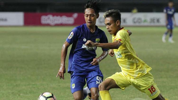 Pemain Persib Bandung U-19 (kiri) kawal pemain Bhayangkara FC U-19. Copyright: Eyesoccer