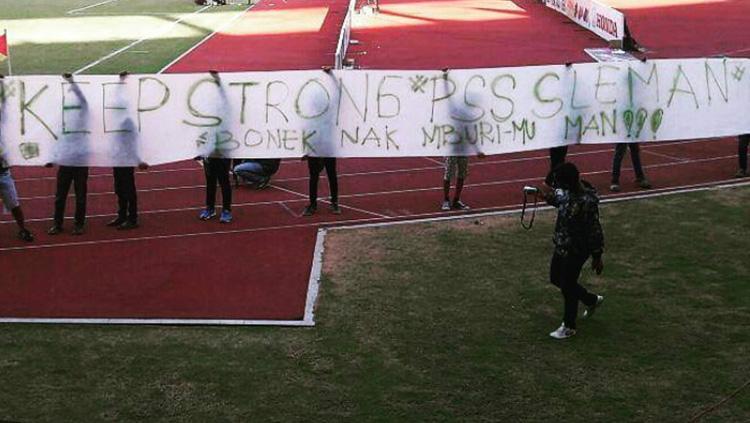 Bonek memberi dukungan kepada suporter PSS Sleman. Copyright: Bonek Casual