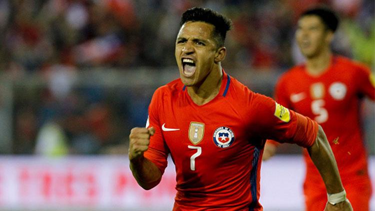 Alexis Sanchez kala membela Timnas Chile. Copyright: INDOSPORT