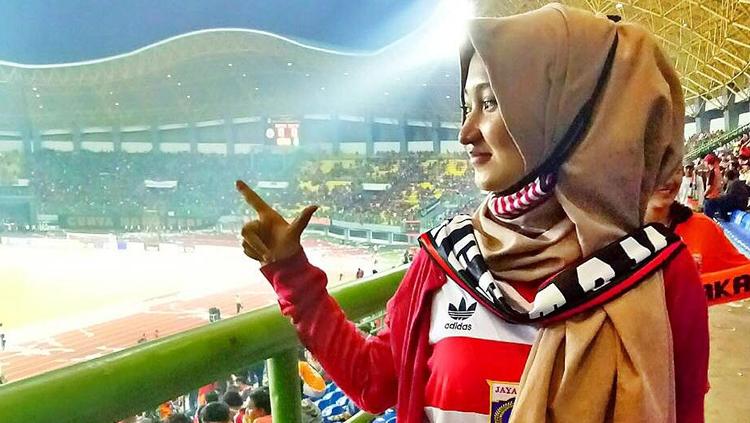 The Angel, Febi Alyati saat menyaksikan laga Persija Jakarta. Copyright: Febi Alyati