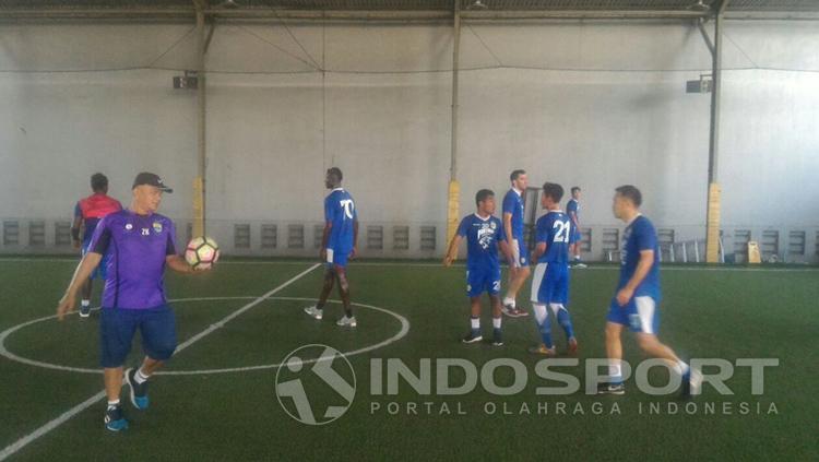 Persib latihan di tempat futsal saat bertandang ke Makassar.