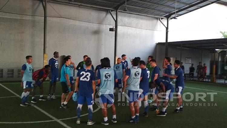 Persib latihan di tempat futsal saat bertandang ke Makassar. Copyright: Indosport/M Nur Basri