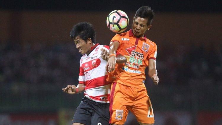 Pemain Madura United dan Borneo FC berebut bola. Copyright: Borneofc.id