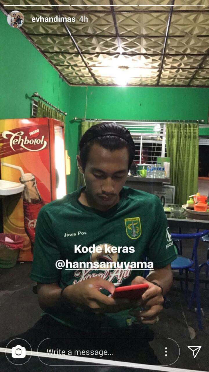 Hansamu Yama memakai jersey Persebaya. Copyright: Instagram Story/evhandimas