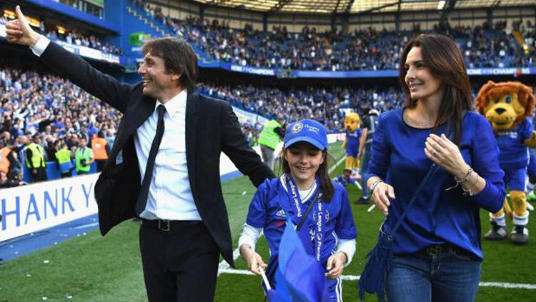 Antonio Conte didampingi anak dan istrinya di Stadion Stamford Bridge. Copyright: GI