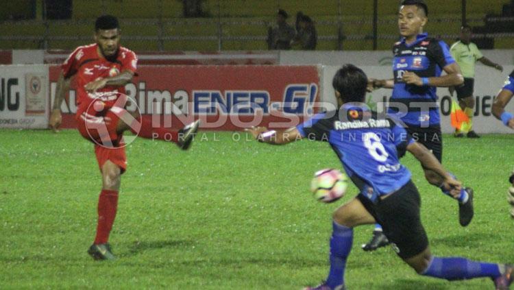 Vendry Mofu (kiri), jadi tumpuan Semen Padang sejauh ini untuk mencetak gol. Copyright: Taufik Hidayat/INDOSPORT