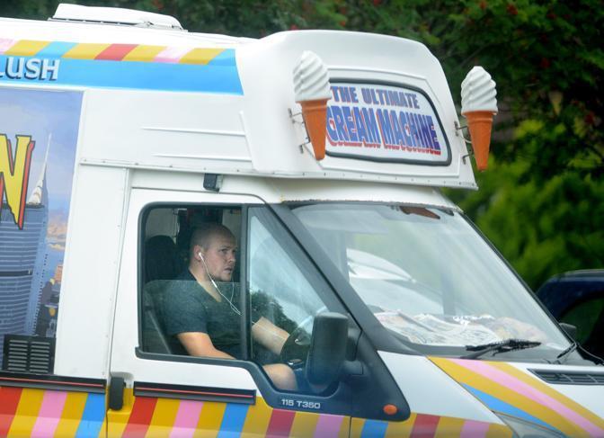 Bob Malcolm dari pesepakbola kini menjadi pedagang es krim. Copyright: The Sun