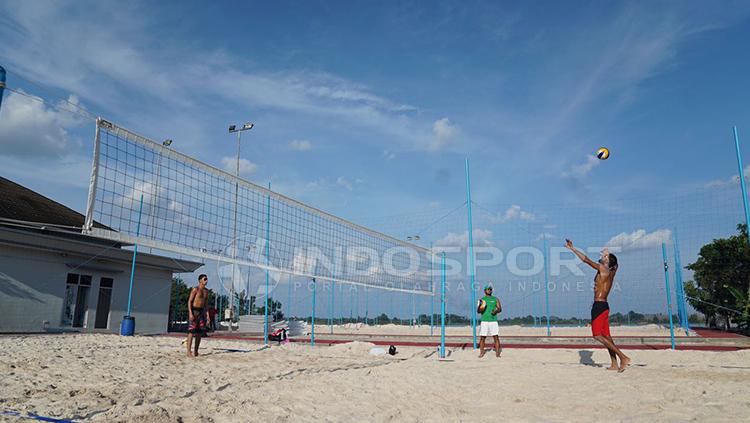 Arab Saudi mencoba medan bola voli pantai. Copyright: Muhammad Effendi/INDOSPORT
