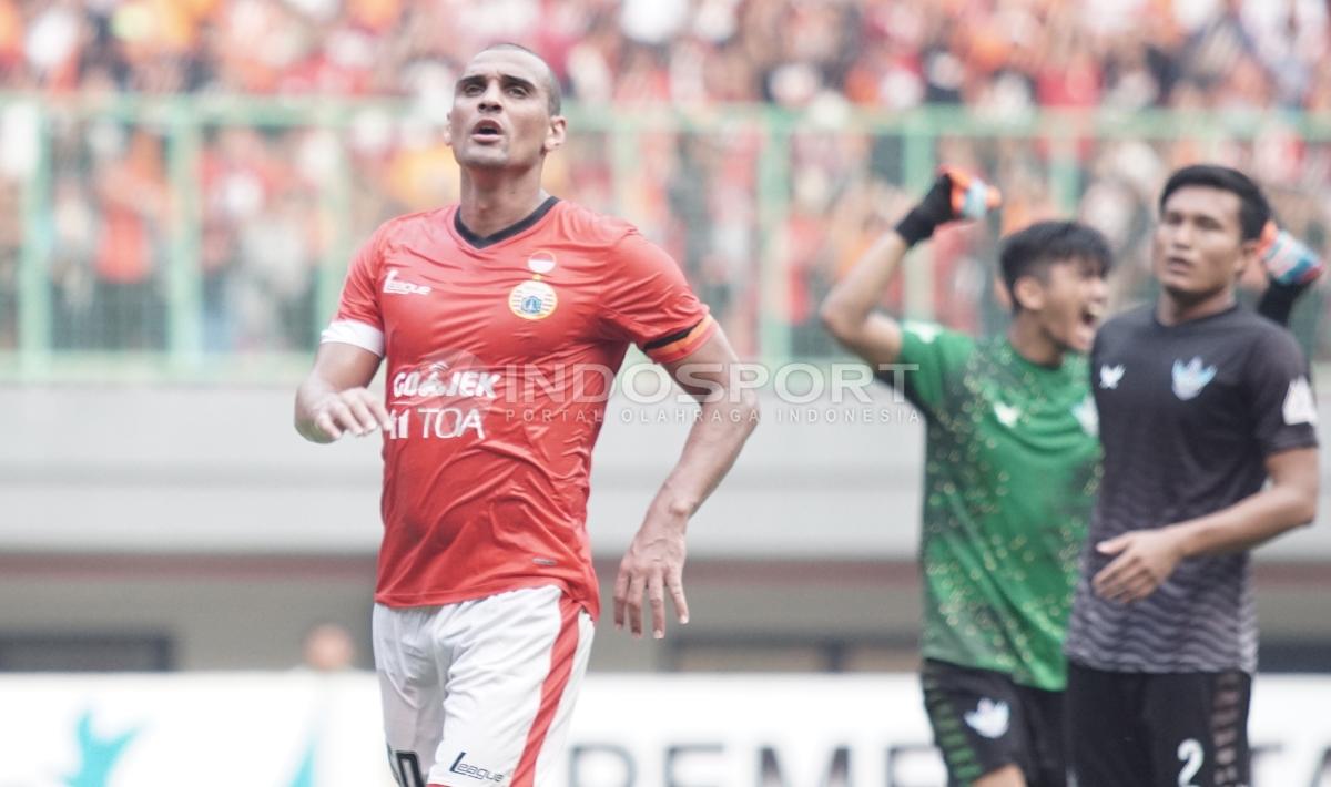 Striker Persija Jakarta, Bruno Lopes (kiri) gagal memanfaatkan peluang di depan gawang Persegres. Herry Ibrahim/INDOSPORT