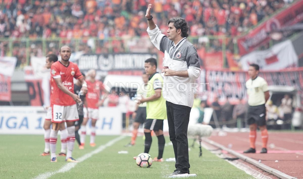 Pelatih Persija Jakarta, Stefano Cugurra Teco (kanan) memberi instruksi kepada pemainnya.