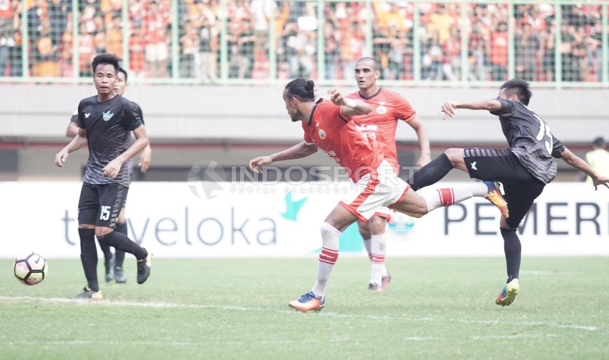Proses terjadinya gol keempat Persija Jakarta yang dicetak Rohit Chan (tengah). Herry Ibrahim/INDOSPORT