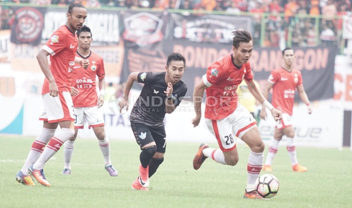 Aksi bek kiri Persija Jakarta, Rezaldi Hehanusa (kanan) melewati hadangan pemain Persegres. Herry Ibrahim/INDOSPORT