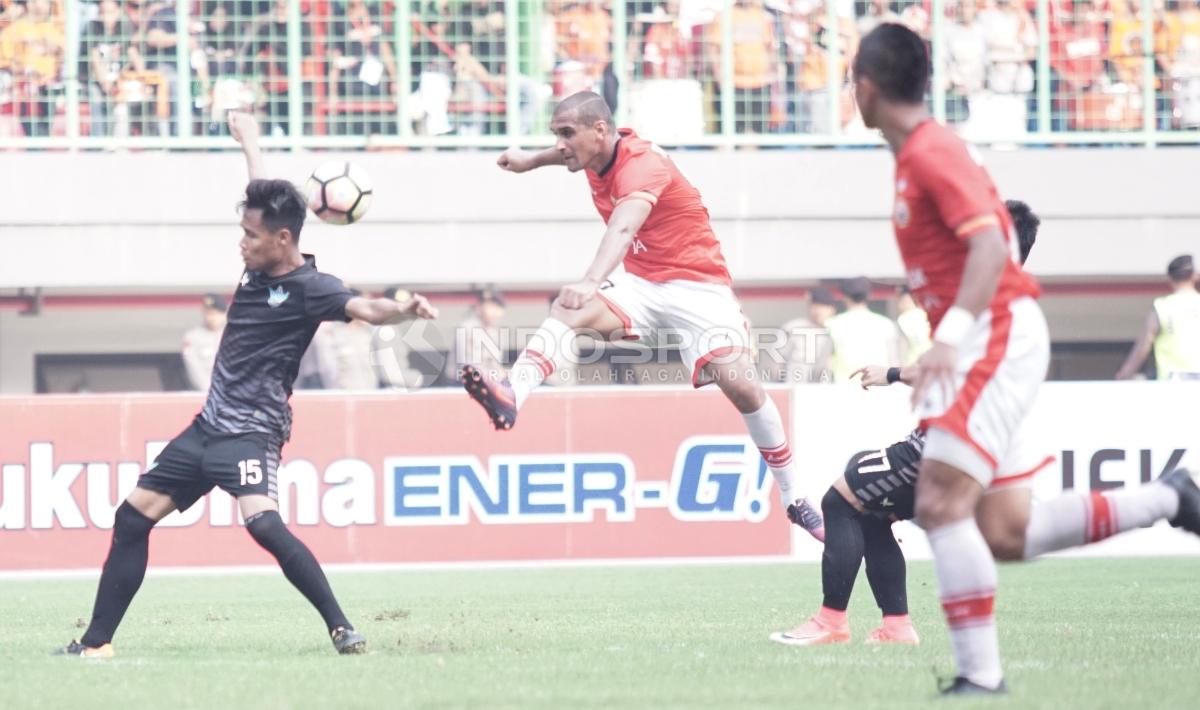 Tendangan Bruno Lopes (tengah) saat masih berlaga bersama Persija Jakarta.