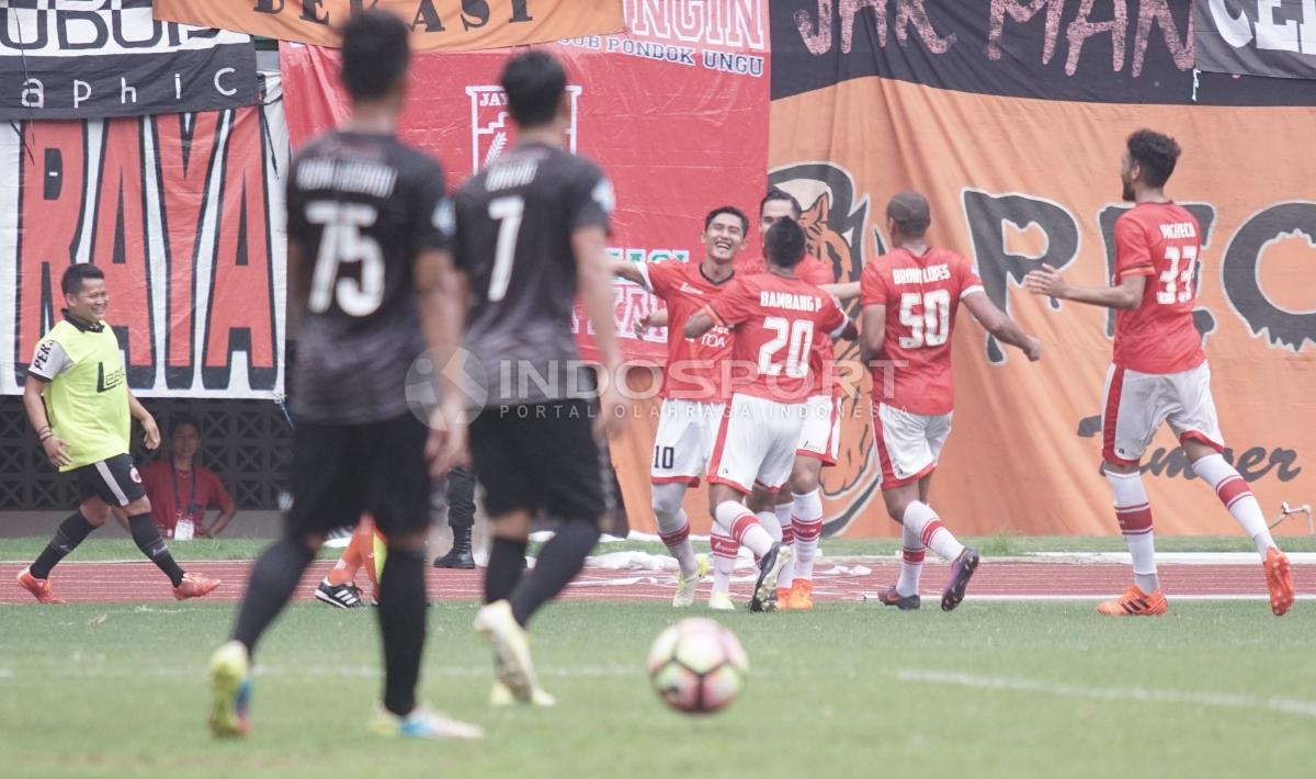 Selebrasi pemain Persija Jakarta atas gol pertama yang dicetak Rudi Widodo. Herry Ibrahim/INDOSPORT
