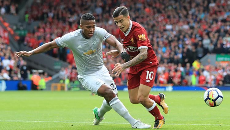 Antonio Valencia berusaha menjegal Philippe Coutinho. Copyright: INDOSPORT