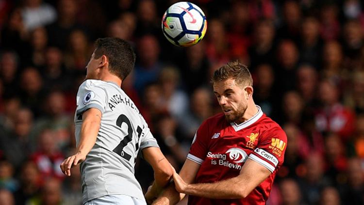 Ander Herrera (kiri) duel udara dengan Jordan Henderson. Copyright: INDOSPORT