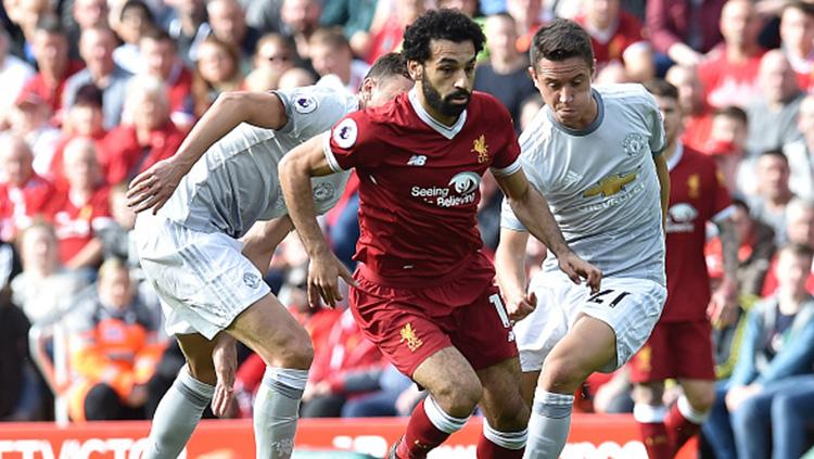 Mohamed Salah dikawal ketat dua pemain Man United. Copyright: INDOSPORT