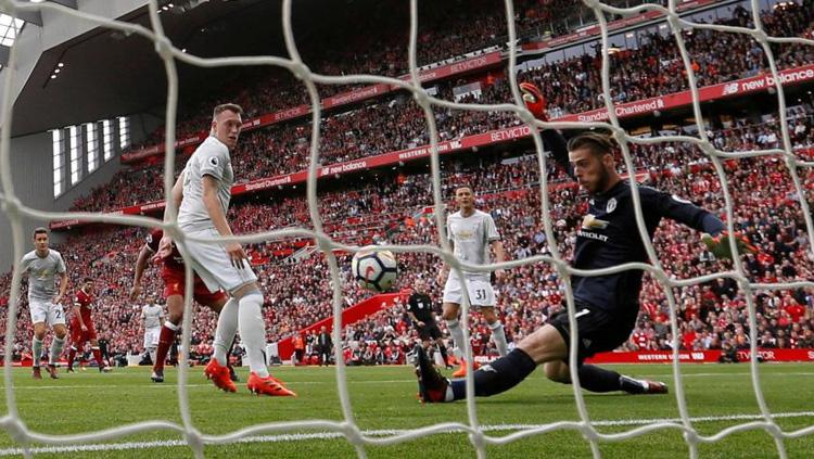 Aksi penyelamatan David De Gea melawan Liverpool. Copyright: INDOSPORT