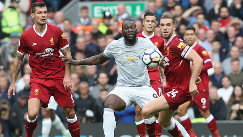 Romelu Lukaku (tengah) mendapatkan pengawalan ketat dari para pemain Liverpool. Copyright: INDOSPORT