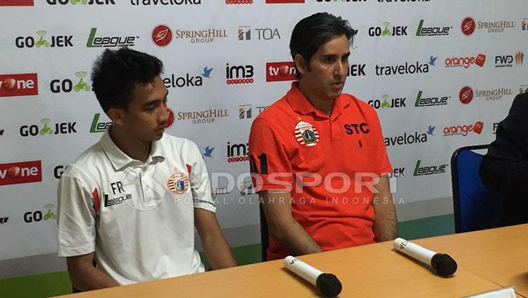 Pelatih Persija, Stefano Cugurra Teco dengan Fitra Ridwan. Copyright: INDOSPORT/Muhammad Adiyaksa