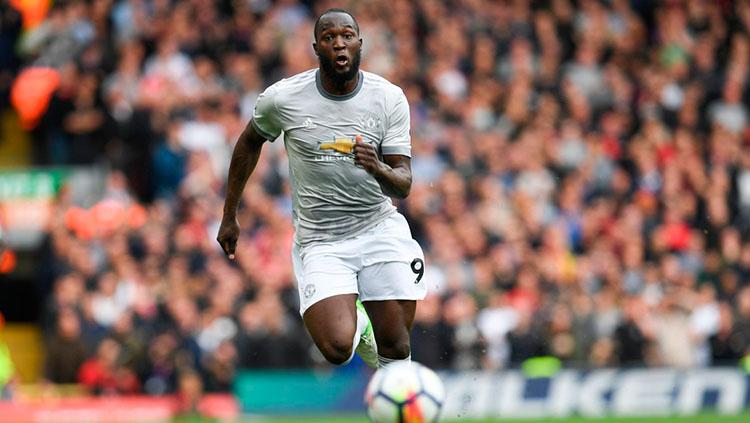 Aksi Romelu Lukaku di laga Liverpool vs Man United. Copyright: Twitter/@SquawkaNews