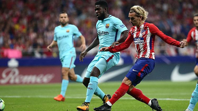 Antoine Griezmann saat melepaskan tendangan ke gawang Barcelona. Copyright: Twitter/@SquawkaNews