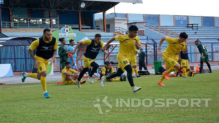 Pemain Semen Padang berlatih di Lamongan. Copyright: Taufik Hidayat/Indosport