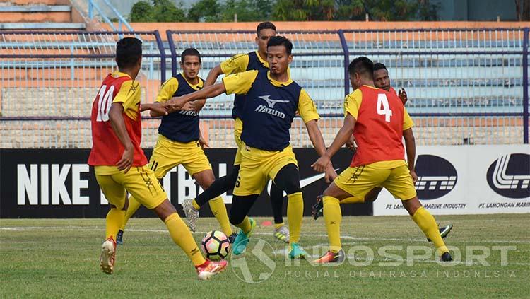 Pemain Semen Padang berlatih di Lamongan. Copyright: Taufik Hidayat/Indosport