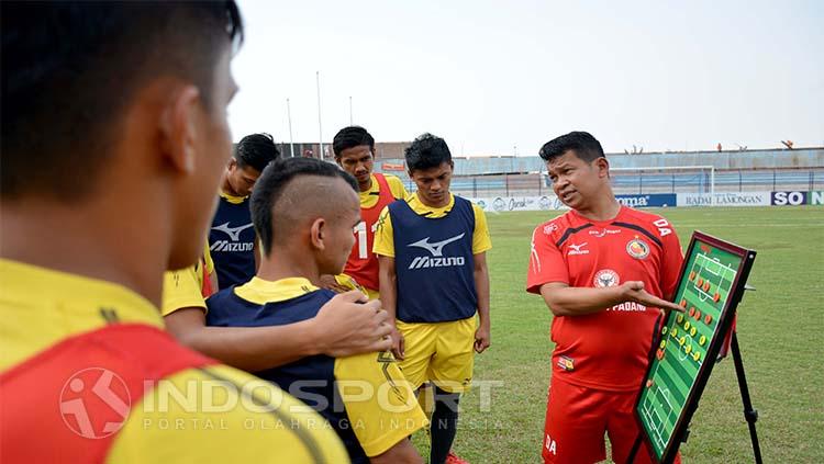 Caretaker Delfi Adri pimpin latihan Semen Padang di Lamongan. Copyright: Taufik Hidayat/Indosport