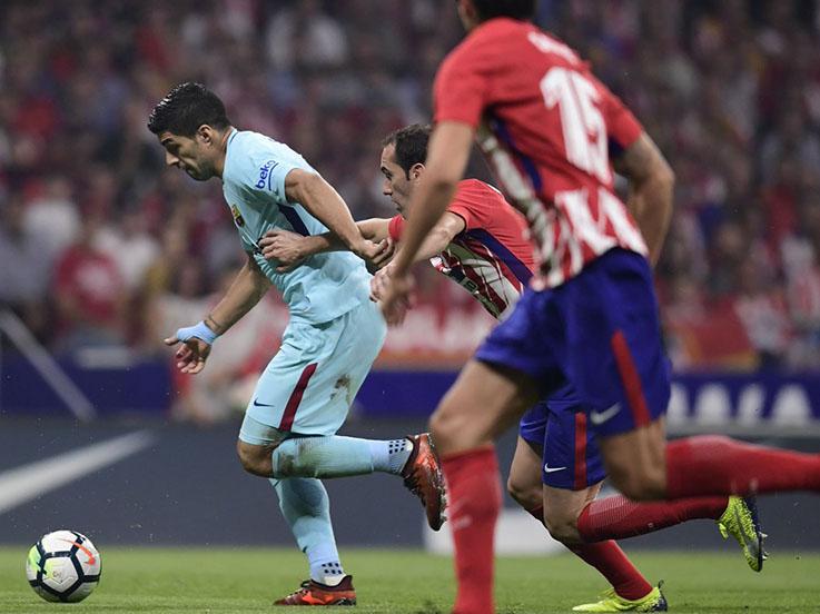 Luis Suarez saat mengejar bola di laga Atletico Madrid vs Barcelona. Copyright: Twitter/@LaLiga