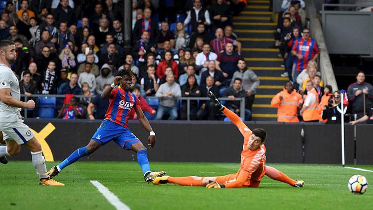 Wilfried Zaha saat melepaskan tendangan dan masuk ke jala gawang. Copyright: cpfc.co.uk