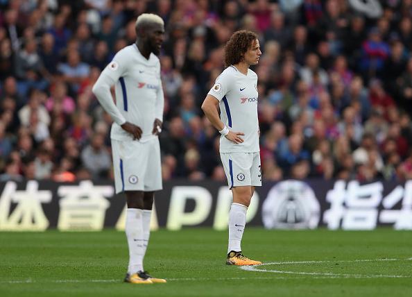 Dua pemain Chelsea, Tiemoue Bakayoko (kiri) dan David Luiz merasa kecewa saat timnya kebobolan untuk kedua kalinya. Copyright: INDOSPORT