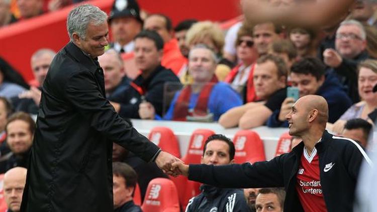 Jose Mourinho berjabat tangan dengan salah satu pendukung Liverpool. Copyright: liverpoolecho.co.uk