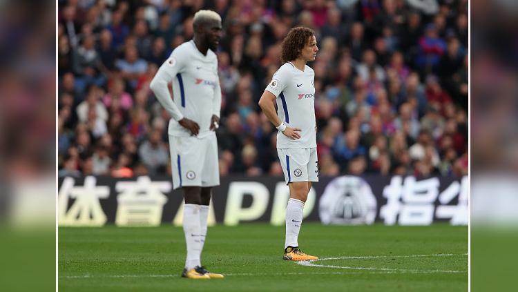 Dua pemain Chelsea, Tiemoue Bakayoko (kiri) dan David Luiz merasa kecewa saat timnya kebobolan untuk kedua kalinya. Copyright: INDOSPORT