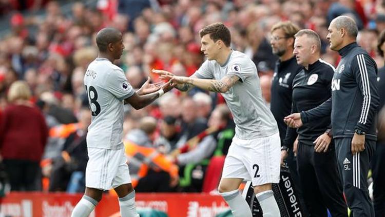 Victor Lindelof menggantikan Ashley Young. Copyright: INDOSPORT