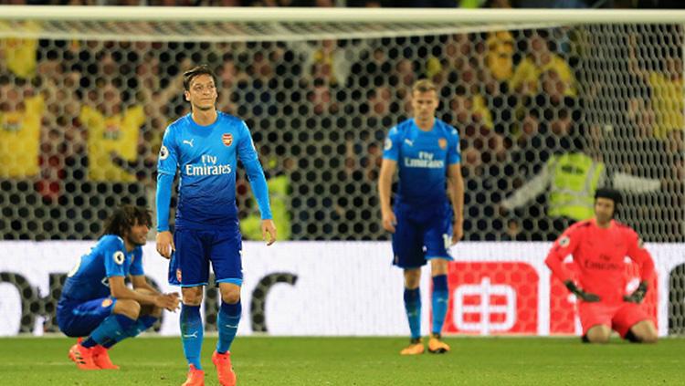 Para pemain Arsenal tampak lesu usai kalah dari Watford. Copyright: INDOSPORT