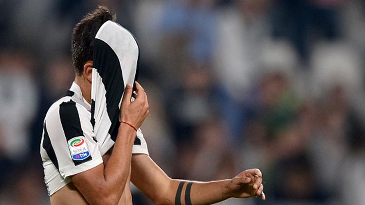 Paulo Dybala merasa kecewa karena gagal mengeksekusi penalti kala melawan Lazio. Copyright: INDOSPORT