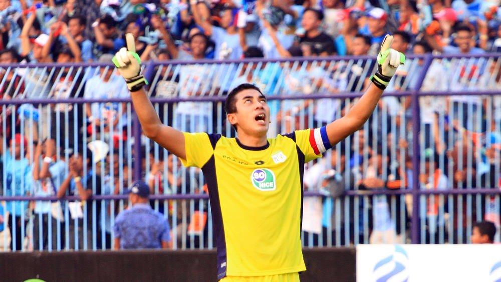 Choirul Huda, kiper Persela Lamongan. Copyright: Twitter/@Komunitas_Bonek