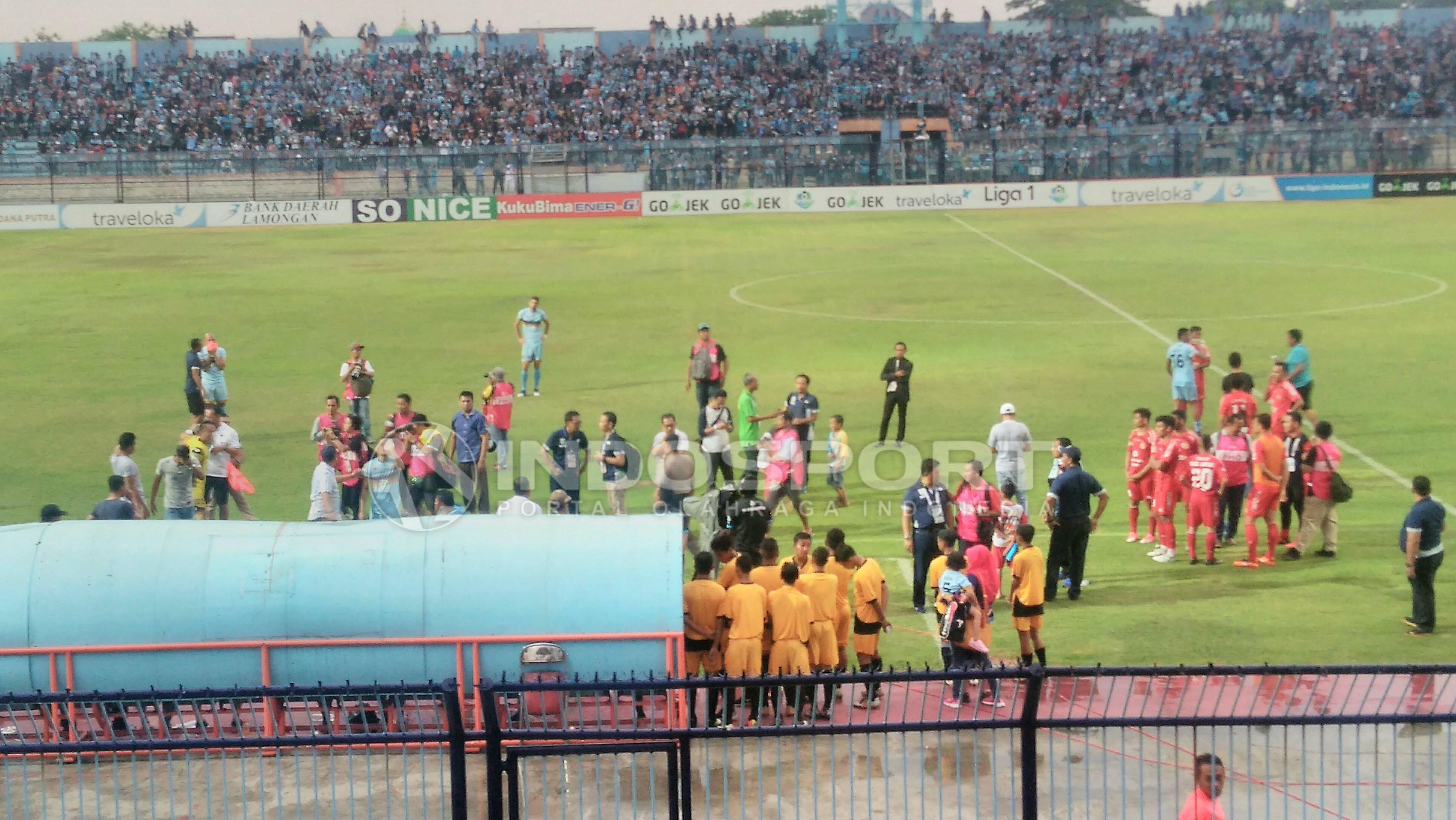 Suasana pasca pertandingan Persela vs Semen Padang usai. Copyright: INDOSPORT/Ian Setiawan