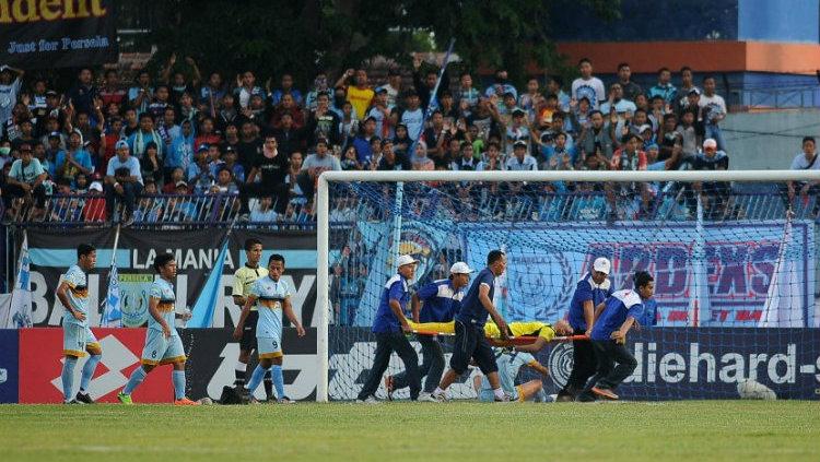 Kiper Persela Lamongan Choirul Huda ditandu keluar lapangan setelah kritis akibat benturan dengan sesama pemain Persela Copyright: Republika