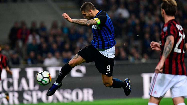 Aksi Mauro Icardi di laga Derby Della Madonnina. Copyright: Twitter/@SquawkaNews