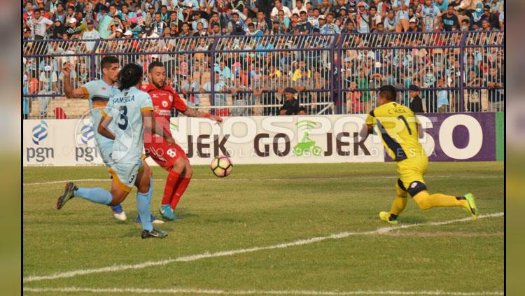 Salah satu aksi striker Semen Padang, Marcel Sacramento (merah) saat ingin menjebol gawang Persela Lamongan. Copyright: Taufik Hidayat/INDOSPORT